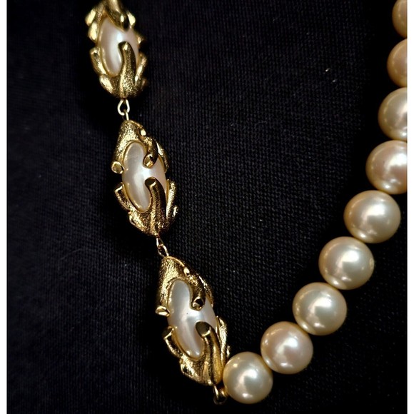TRIFARI STATEMENT Faux Pearl Necklace Gold Tone Twist 30" VTG Revival EUC! - Picture 9 of 12